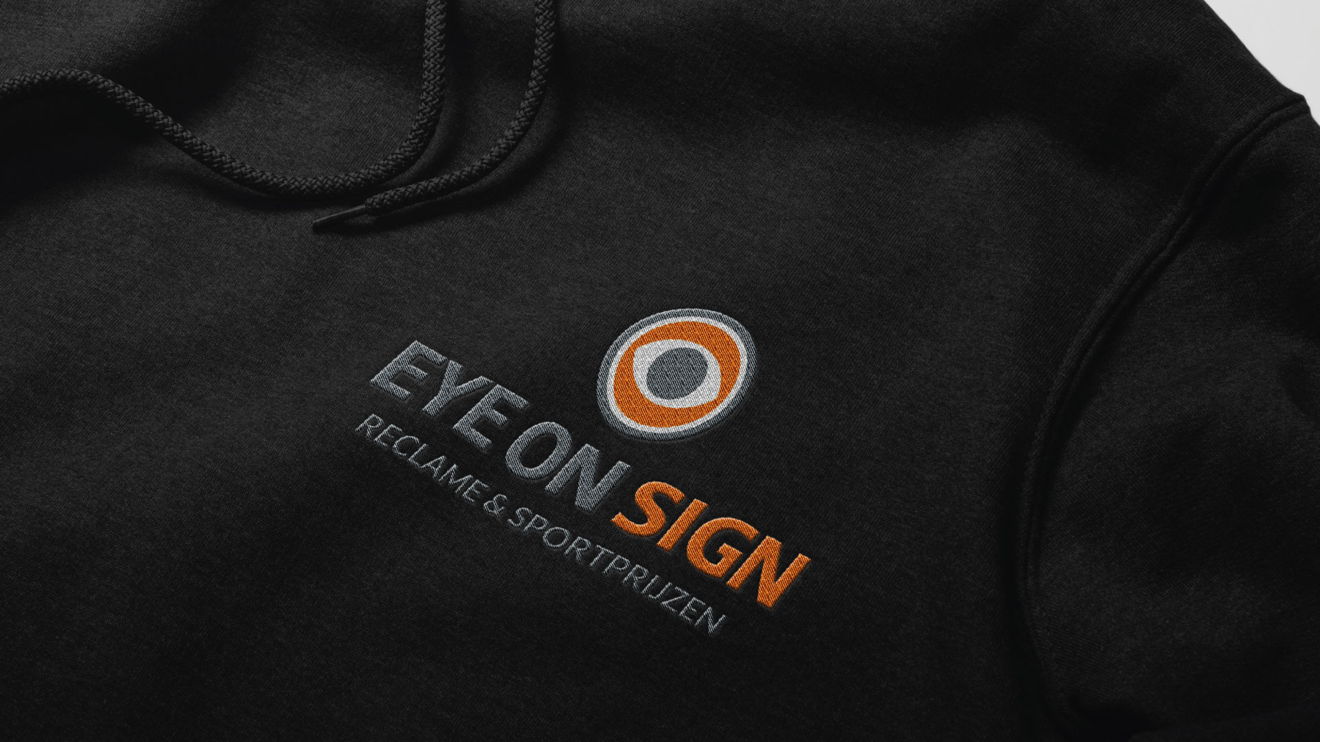 Hoodie met geborduurd logo van Eye On Sign Hoodie met geborduurd logo van Eye On Sign